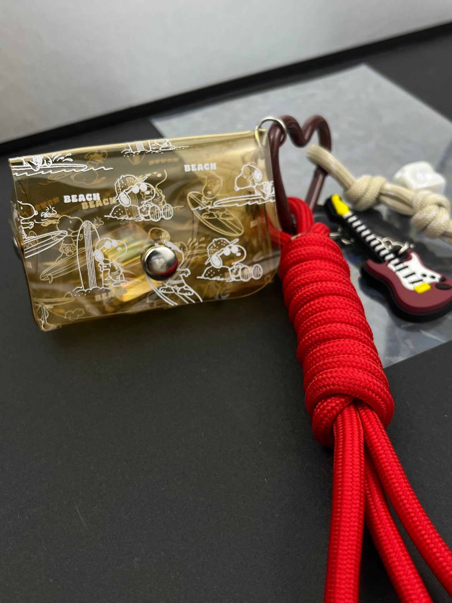 Retro Guitar & Clear Case Keychain: Unique Music - Inspired Accessory